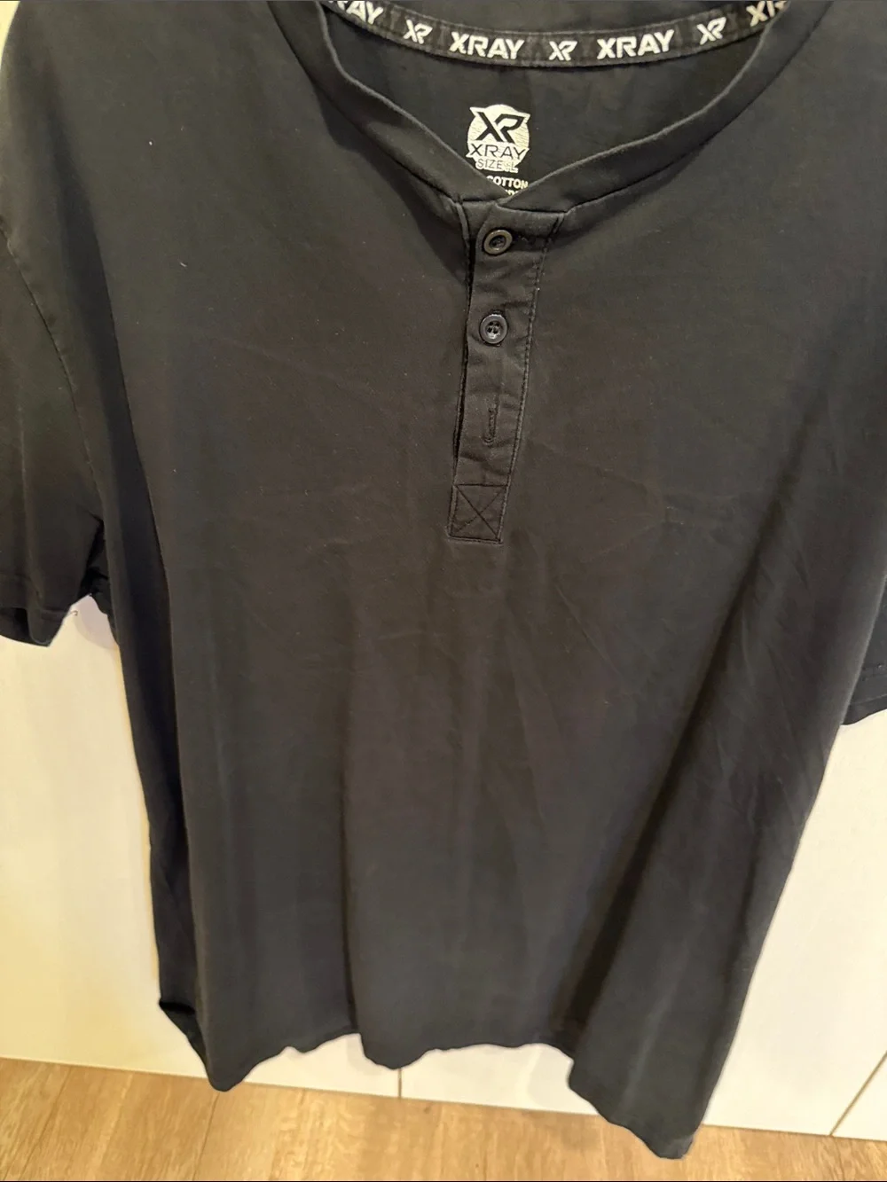 Guess Black Graphic Tee Set with Gold Logo bundle 4 - Picture 9 of 9